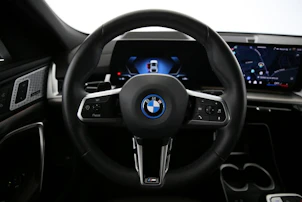 immagine del veicolo BMW iX2 30 xDrive - FAHRSCHULWAGEN - VOITURE D'AUTO-ECOLE - AUTO DELLA SCUOLA GUIDA