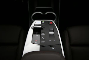 immagine del veicolo BMW iX2 30 xDrive - FAHRSCHULWAGEN - VOITURE D'AUTO-ECOLE - AUTO DELLA SCUOLA GUIDA