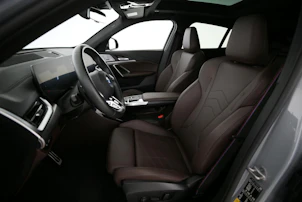 immagine del veicolo BMW iX2 30 xDrive - FAHRSCHULWAGEN - VOITURE D'AUTO-ECOLE - AUTO DELLA SCUOLA GUIDA