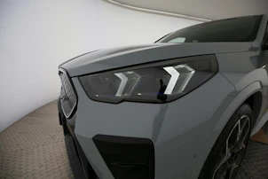 immagine del veicolo BMW iX2 30 xDrive - FAHRSCHULWAGEN - VOITURE D'AUTO-ECOLE - AUTO DELLA SCUOLA GUIDA