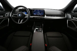 immagine del veicolo BMW iX2 30 xDrive - FAHRSCHULWAGEN - VOITURE D'AUTO-ECOLE - AUTO DELLA SCUOLA GUIDA