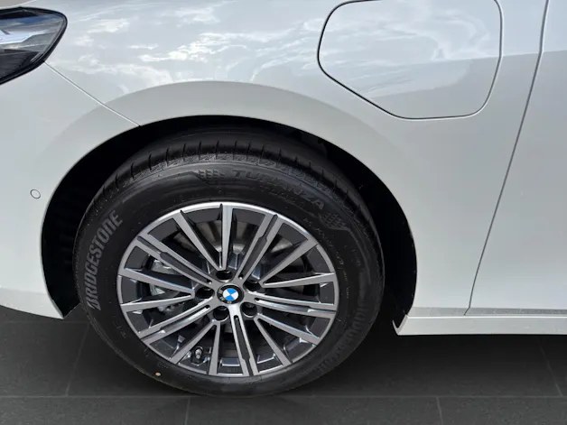 BMW 230e xDrive paddles Active Tourer