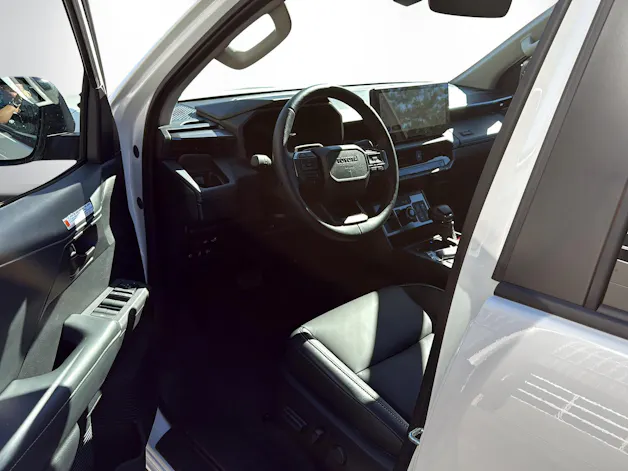 Toyota Hilux Double Cab.-Pick-up 2.8 D-4D MHEV 204 Style inkl. Alurollcover und Zugvorrichtung