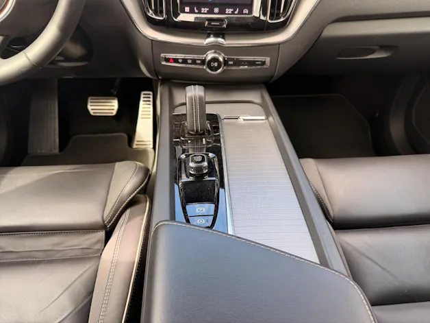 VOLVO XC60 2.0 B5 MH R-Design AWD