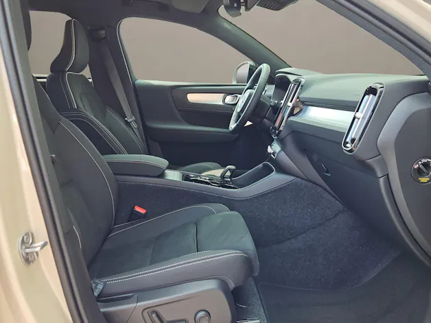 VOLVO XC40 2.0 B3 MH Plus Dark