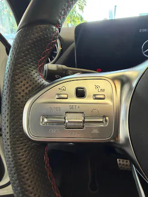 MERCEDES-BENZ GLA 250e AMG Line 8G-DCT | CH | MSI+ Garantie 01/2027 | Gratis Service | WIE NEU | Pano | AHK |