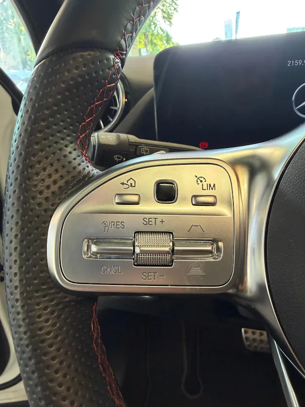 MERCEDES-BENZ GLA 250e AMG Line 8G-DCT | CH | MSI+ Garantie 01/2027 | Gratis Service | WIE NEU | Pano | AHK |