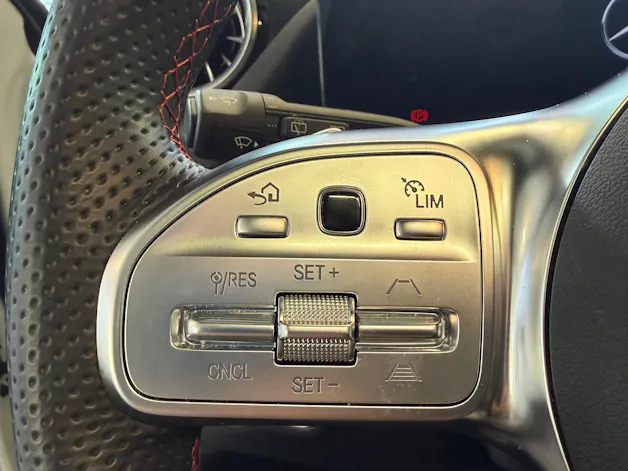 MERCEDES-BENZ GLA 250e AMG Line 8G-DCT | CH | MSI+ Garantie 01/2027 | Gratis Service | WIE NEU | Pano | AHK |