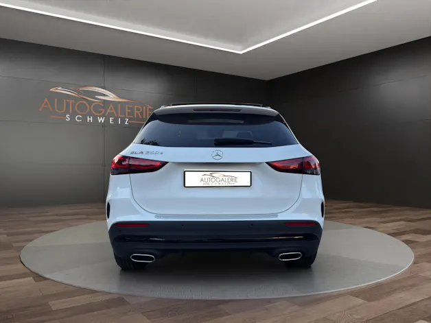 MERCEDES-BENZ GLA 250e AMG Line 8G-DCT | CH | MSI+ Garantie 01/2027 | Gratis Service | WIE NEU | Pano | AHK |