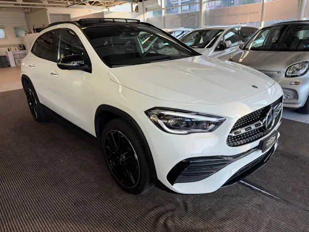MERCEDES-BENZ GLA 250e AMG Line 8G-DCT | CH | MSI+ Garantie 01/2027 | Gratis Service | WIE NEU | Pano | AHK |