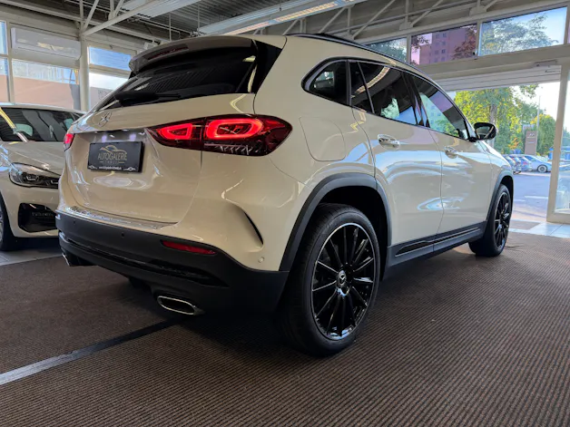 MERCEDES-BENZ GLA 250e AMG Line 8G-DCT | CH | MSI+ Garantie 01/2027 | Gratis Service | WIE NEU | Pano | AHK |