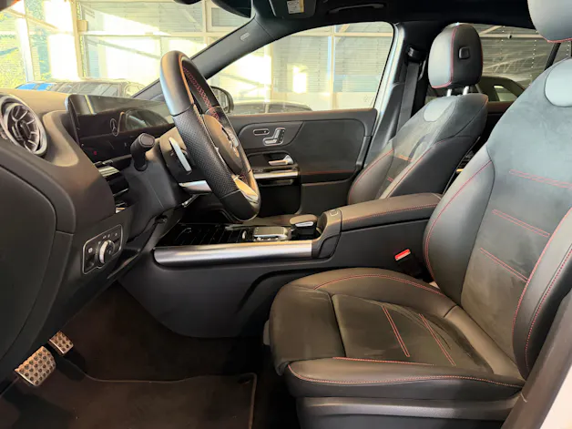 MERCEDES-BENZ GLA 250e AMG Line 8G-DCT | CH | MSI+ Garantie 01/2027 | Gratis Service | WIE NEU | Pano | AHK |