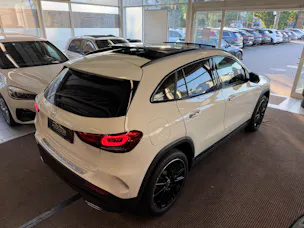 MERCEDES-BENZ GLA 250e AMG Line 8G-DCT | CH | MSI+ Garantie 01/2027 | Gratis Service | WIE NEU | Pano | AHK |