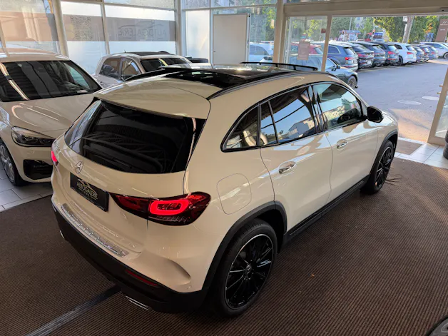 MERCEDES-BENZ GLA 250e AMG Line 8G-DCT | CH | MSI+ Garantie 01/2027 | Gratis Service | WIE NEU | Pano | AHK |