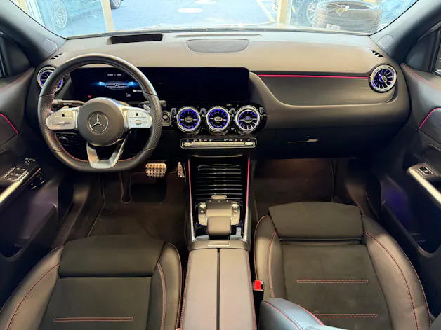 MERCEDES-BENZ GLA 250e AMG Line 8G-DCT | CH | MSI+ Garantie 01/2027 | Gratis Service | WIE NEU | Pano | AHK |