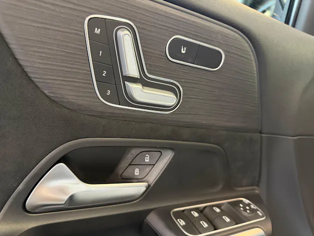 MERCEDES-BENZ GLA 250e AMG Line 8G-DCT | CH | MSI+ Garantie 01/2027 | Gratis Service | WIE NEU | Pano | AHK |