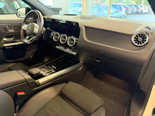 MERCEDES-BENZ GLA 250e AMG Line 8G-DCT | CH | MSI+ Garantie 01/2027 | Gratis Service | WIE NEU | Pano | AHK |