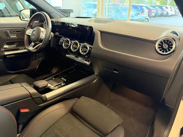 MERCEDES-BENZ GLA 250e AMG Line 8G-DCT | CH | MSI+ Garantie 01/2027 | Gratis Service | WIE NEU | Pano | AHK |