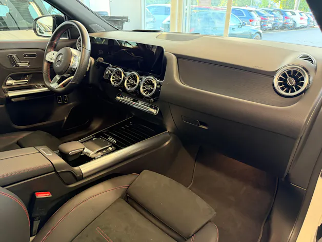 MERCEDES-BENZ GLA 250e AMG Line 8G-DCT | CH | MSI+ Garantie 01/2027 | Gratis Service | WIE NEU | Pano | AHK |