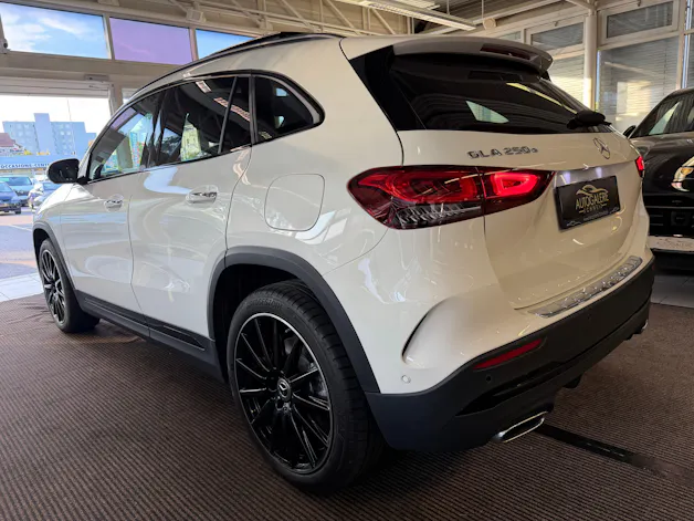 MERCEDES-BENZ GLA 250e AMG Line 8G-DCT | CH | MSI+ Garantie 01/2027 | Gratis Service | WIE NEU | Pano | AHK |