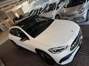 MERCEDES-BENZ GLA 250e AMG Line 8G-DCT | CH | MSI+ Garantie 01/2027 | Gratis Service | WIE NEU | Pano | AHK |