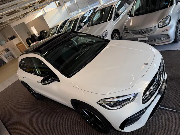 MERCEDES-BENZ GLA 250e AMG Line 8G-DCT | CH | MSI+ Garantie 01/2027 | Gratis Service | WIE NEU | Pano | AHK |