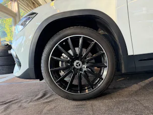MERCEDES-BENZ GLA 250e AMG Line 8G-DCT | CH | MSI+ Garantie 01/2027 | Gratis Service | WIE NEU | Pano | AHK |