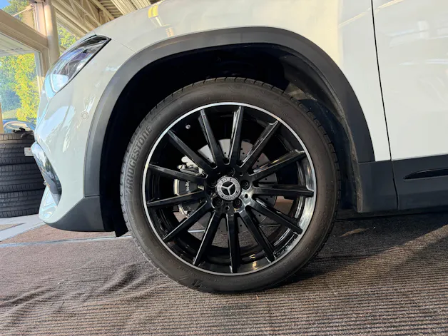 MERCEDES-BENZ GLA 250e AMG Line 8G-DCT | CH | MSI+ Garantie 01/2027 | Gratis Service | WIE NEU | Pano | AHK |
