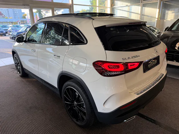 MERCEDES-BENZ GLA 250e AMG Line 8G-DCT | CH | MSI+ Garantie 01/2027 | Gratis Service | WIE NEU | Pano | AHK |