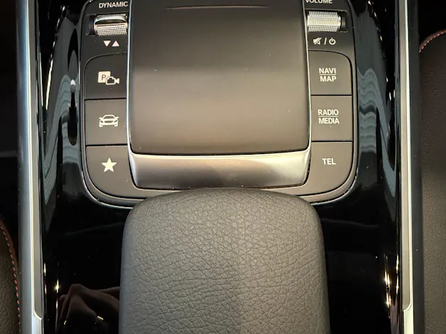 MERCEDES-BENZ GLA 250e AMG Line 8G-DCT | CH | MSI+ Garantie 01/2027 | Gratis Service | WIE NEU | Pano | AHK |