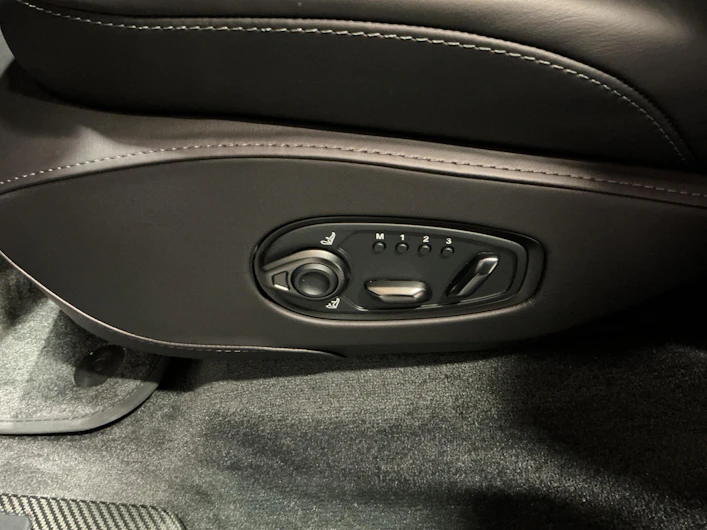 immagine del veicolo ASTON MARTIN DBX