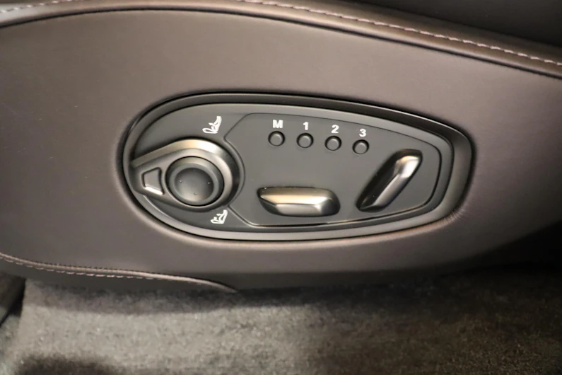 immagine del veicolo ASTON MARTIN DBX