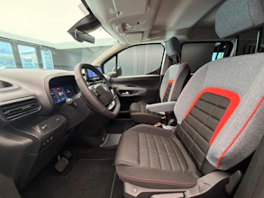 https://vehicle.imgix.net/4445159/9db877cf-da4e-4ed6-9ba9-c82afc36276d.jpg