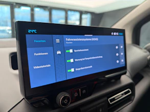 https://vehicle.imgix.net/4445159/c9928eaa-0a8b-452e-a410-c619961a4106.jpg