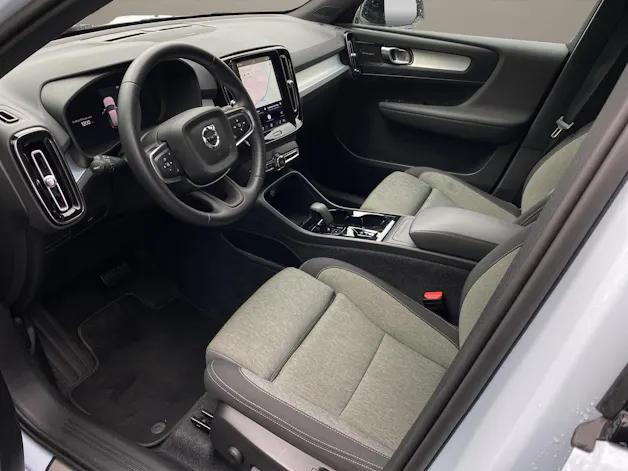 VOLVO XC40 2.0 B3 MH Plus Dark
