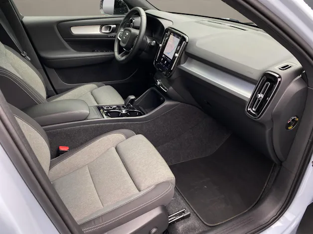 VOLVO XC40 2.0 B3 MH Plus Dark