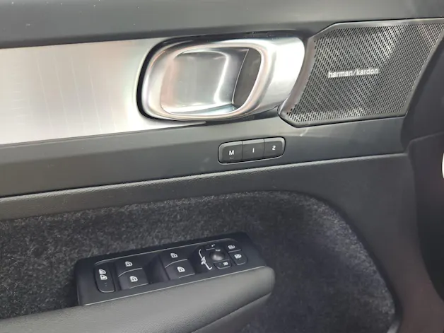 VOLVO XC40 2.0 B3 MH Plus Dark