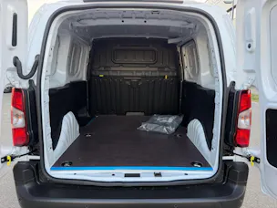 PEUGEOT Partner 1.2 Pure Tech 110 Standard 650kg, * Aktionsmodell * 10 Zoll Touchscreen mit CarPlay Kabellos * Kamera * Durchladeluke *