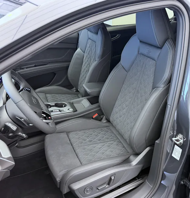 AUDI Q4 e-tron SUV quattro performance Swiss Ski