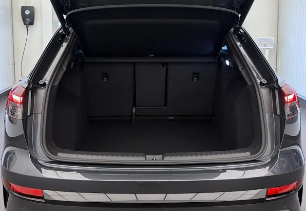 AUDI Q4 e-tron SUV quattro performance Swiss Ski