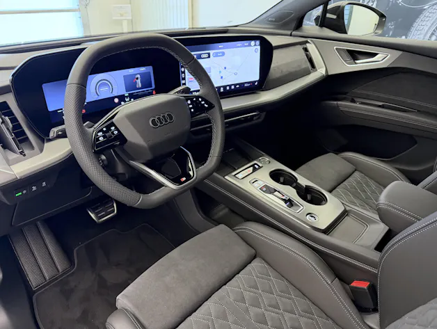 AUDI Q4 e-tron SUV quattro performance Swiss Ski