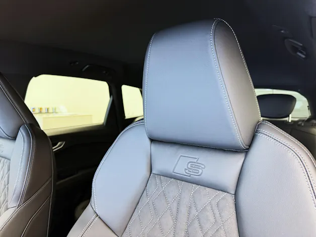 AUDI Q4 e-tron SUV quattro performance Swiss Ski