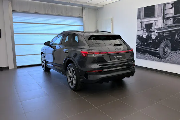 AUDI Q4 e-tron SUV quattro performance Swiss Ski