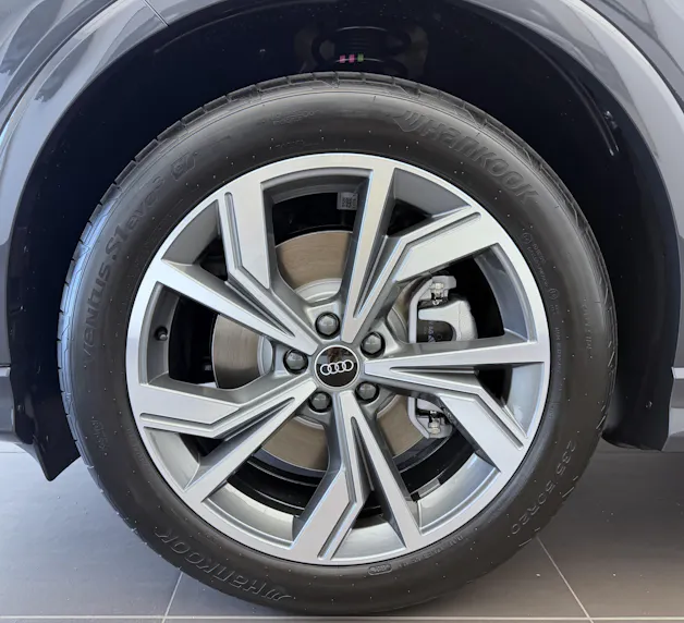 AUDI Q4 e-tron SUV quattro performance Swiss Ski