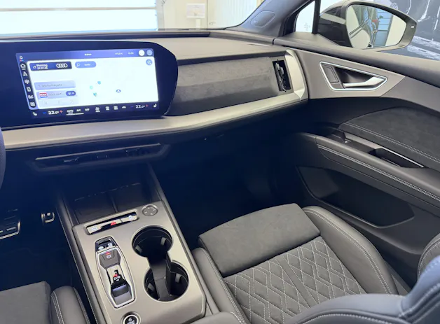 AUDI Q4 e-tron SUV quattro performance Swiss Ski