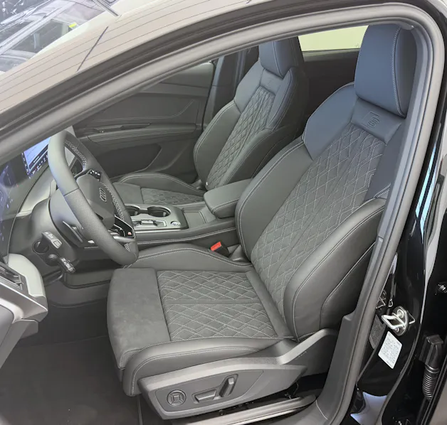 AUDI Q4 e-tron SUV quattro performance Swiss Ski