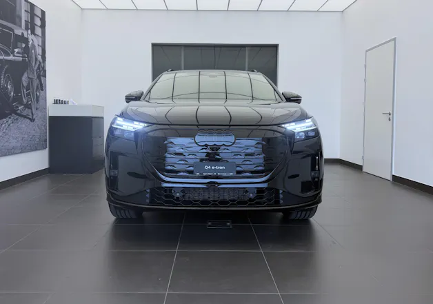 AUDI Q4 e-tron SUV quattro performance Swiss Ski