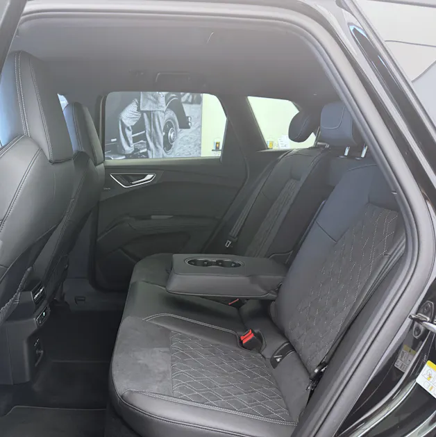 AUDI Q4 e-tron SUV quattro performance Swiss Ski