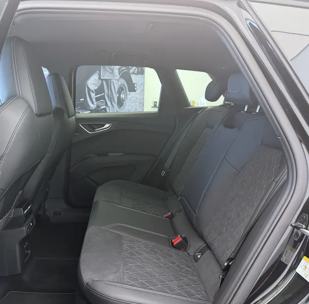 AUDI Q4 e-tron SUV quattro performance Swiss Ski