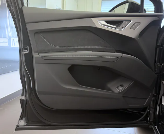 AUDI Q4 e-tron SUV quattro performance Swiss Ski